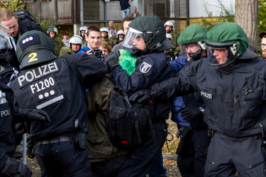 Sitzblockade gegen die Demonstration rechter Gruppen in Marzahn-Hellersdorf, Berlin