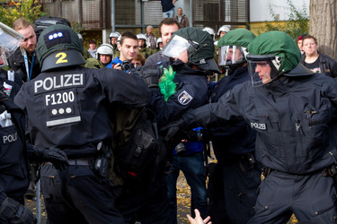 Sitzblockade gegen die Demonstration rechter Gruppen in Marzahn-Hellersdorf, Berlin