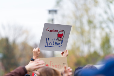 Sitzblockade gegen die Demonstration rechter Gruppen in Marzahn-Hellersdorf, Berlin
