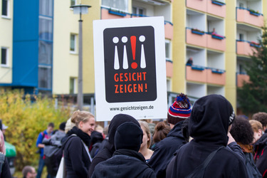 Sitzblockade gegen die Demonstration rechter Gruppen in Marzahn-Hellersdorf, Berlin