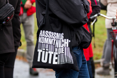 Sitzblockade gegen die Demonstration rechter Gruppen in Marzahn-Hellersdorf, Berlin