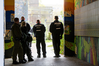 Sitzblockade gegen die Demonstration rechter Gruppen in Marzahn-Hellersdorf, Berlin