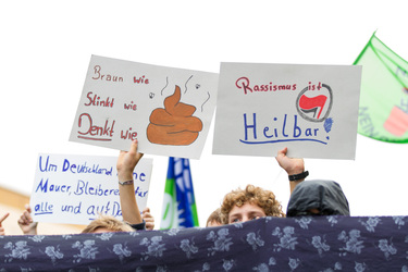 Sitzblockade gegen die Demonstration rechter Gruppen in Marzahn-Hellersdorf, Berlin