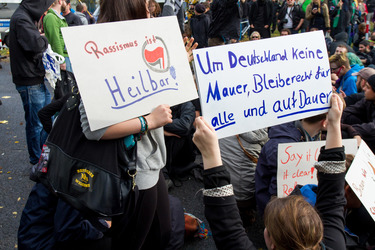 Sitzblockade gegen die Demonstration rechter Gruppen in Marzahn-Hellersdorf, Berlin
