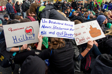 Sitzblockade gegen die Demonstration rechter Gruppen in Marzahn-Hellersdorf, Berlin