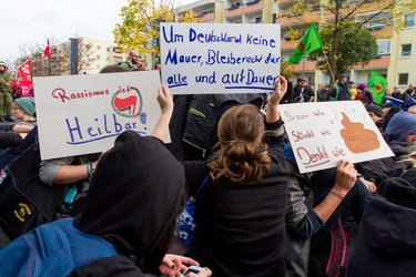 Sitzblockade gegen die Demonstration rechter Gruppen in Marzahn-Hellersdorf, Berlin