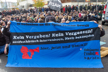 Sitzblockade gegen die Demonstration rechter Gruppen in Marzahn-Hellersdorf, Berlin