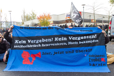 Sitzblockade gegen die Demonstration rechter Gruppen in Marzahn-Hellersdorf, Berlin