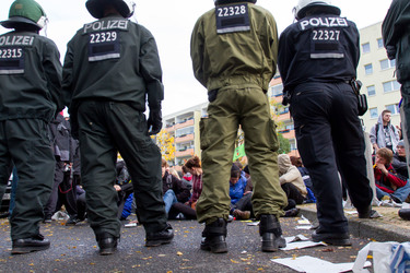 Sitzblockade gegen die Demonstration rechter Gruppen in Marzahn-Hellersdorf, Berlin
