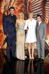Liam Hemsworth, Elizabeth Banks, Jennifer Lawrence, Josh Hutcherson