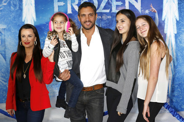 Kyle Richards mit Ehemann Mauricio Umansky und Töchtern Alexia, Sophia und Portia
