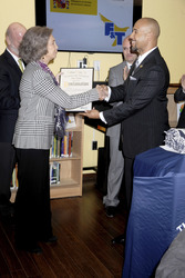 Königin Sophoia besucht die Middle School South Bronx, New York