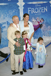 Neal McDonough mit Gattin Ruve Robertson und Kindern Morgan Patrick, Catherine Maggie und London Jane