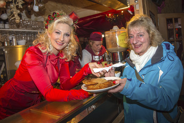 Desiree Nick bei einer Kartoffelpuffer-Brat-Charity, Berlin