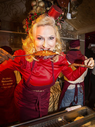 Desiree Nick bei einer Kartoffelpuffer-Brat-Charity, Berlin
