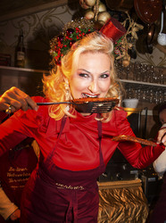 Desiree Nick bei einer Kartoffelpuffer-Brat-Charity, Berlin