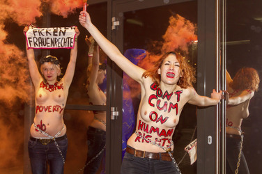 Femen Aktivistinnen stürmen das Bordell 'Artemis', Berlin