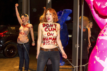 Femen Aktivistinnen stürmen das Bordell 'Artemis', Berlin