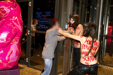 Femen Aktivistinnen stürmen das Bordell 'Artemis', Berlin