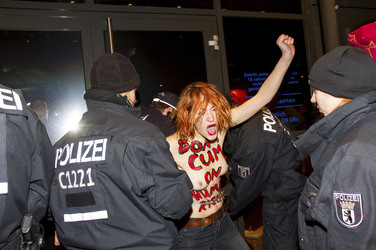 Femen Aktivistinnen stürmen das Bordell 'Artemis', Berlin
