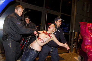 Femen Aktivistinnen stürmen das Bordell 'Artemis', Berlin