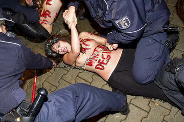 Femen Aktivistinnen stürmen das Bordell 'Artemis', Berlin