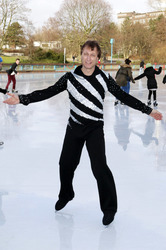 Norbert Schramm beim Eiskunstlauftraining für Kinder, Hamburg