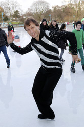 Norbert Schramm beim Eiskunstlauftraining für Kinder, Hamburg