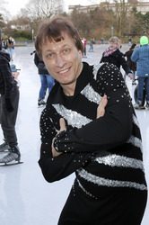 Norbert Schramm beim Eiskunstlauftraining für Kinder, Hamburg