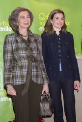 Königin Sophia und Prnzessin Letizia auf dem 'Nuevo Futuro' Weihnachtsmarkt, Madrid