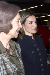 Königin Sophia und Prnzessin Letizia auf dem 'Nuevo Futuro' Weihnachtsmarkt, Madrid