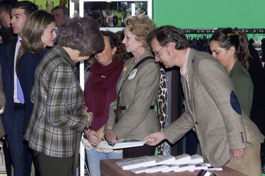 Königin Sophia und Prnzessin Letizia auf dem 'Nuevo Futuro' Weihnachtsmarkt, Madrid