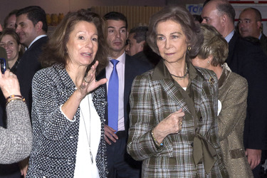 Königin Sofia und Prnzessin Letizia auf dem 'Nuevo Futuro' Weihnachtsmarkt, Madrid