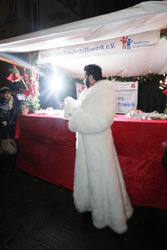 Harald Glööckler verkauft Weihnachtsplätzchen, Berlin