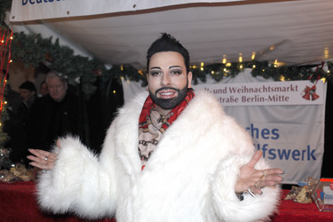 Harald Glööckler verkauft Weihnachtsplätzchen, Berlin