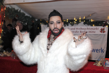 Harald Glööckler verkauft Weihnachtsplätzchen, Berlin