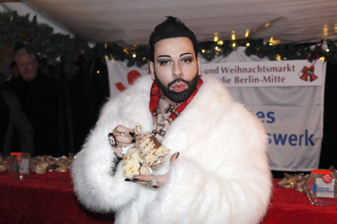 Harald Glööckler verkauft Weihnachtsplätzchen, Berlin