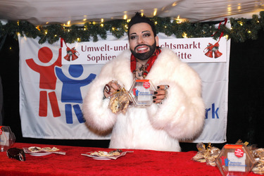 Harald Glööckler verkauft Weihnachtsplätzchen, Berlin