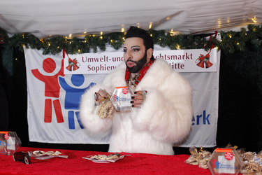Harald Glööckler verkauft Weihnachtsplätzchen, Berlin