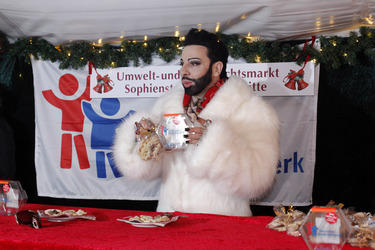 Harald Glööckler verkauft Weihnachtsplätzchen, Berlin