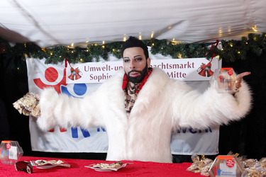 Harald Glööckler verkauft Weihnachtsplätzchen, Berlin