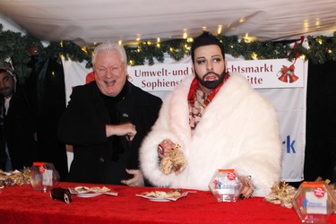 Harald Glööckler verkauft Weihnachtsplätzchen, Berlin