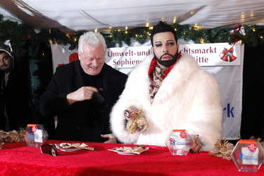 Harald Glööckler verkauft Weihnachtsplätzchen, Berlin