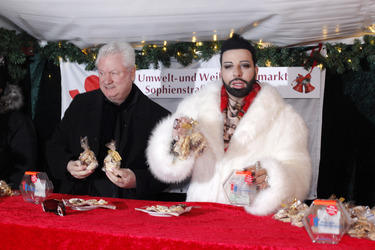 Harald Glööckler verkauft Weihnachtsplätzchen, Berlin