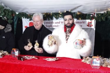 Harald Glööckler verkauft Weihnachtsplätzchen, Berlin
