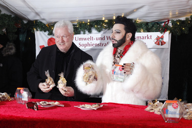 Harald Glööckler verkauft Weihnachtsplätzchen, Berlin