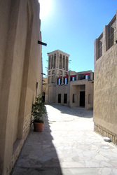 Gasse mit Windturm im Stadtteil Al Bastakiya