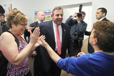 Chris Christie trifft Sandy-geschädigte Hausbesitzer, Manahawkin