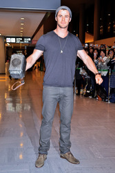 Chris Hemsworth arrives in Japan