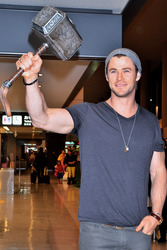 Chris Hemsworth arrives in Japan
